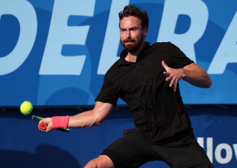 Ernests Gulbis sīvā cīņā Delrejbīčas turnīra pirmajā kārtā zaudēja amerikānim Reilijam Opelkam.