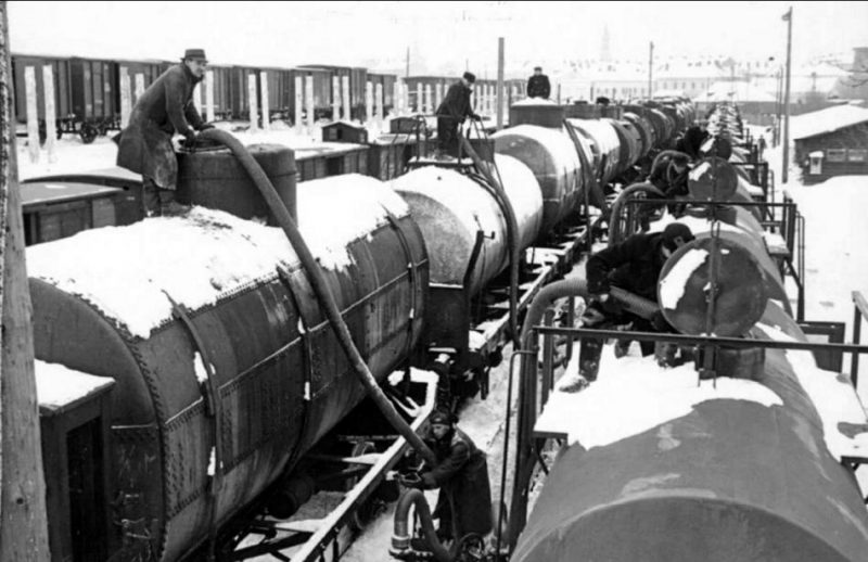 Padomju naftas pārsūknēšana vācu vagonos Peremišļas robežstacijā 1940. gada februārī.