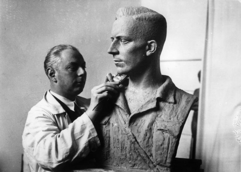 Tēlnieks gatavo Horsta Vesela bisti 1935. gadā.