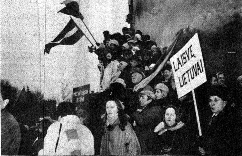 Lietuvas neatkarības atbalsta demonstrācija Viļņā 1990. gada februārī. Piedalījās arī latvieši.