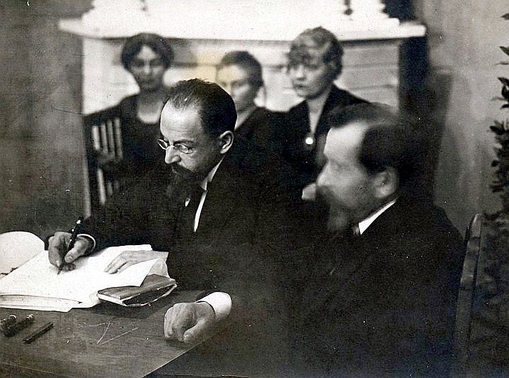 Līgumu paraksta Padomju Krievijas delegācijas vadītājs Ādolfs Joffe.
