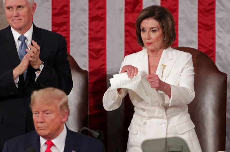 ASV Kongresa Pārstāvju palātas spīkere Nensija Pelosi demonstratīvi saplēsa ASV prezidenta Donalda Trampa runas kopiju.