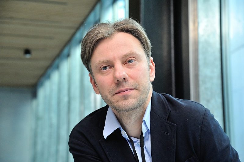 Ēriks Apaļais: “Mani vienmēr interesējis pats attēls – kā iespējams to lasīt, kā attēls spēj attēlot realitāti.”