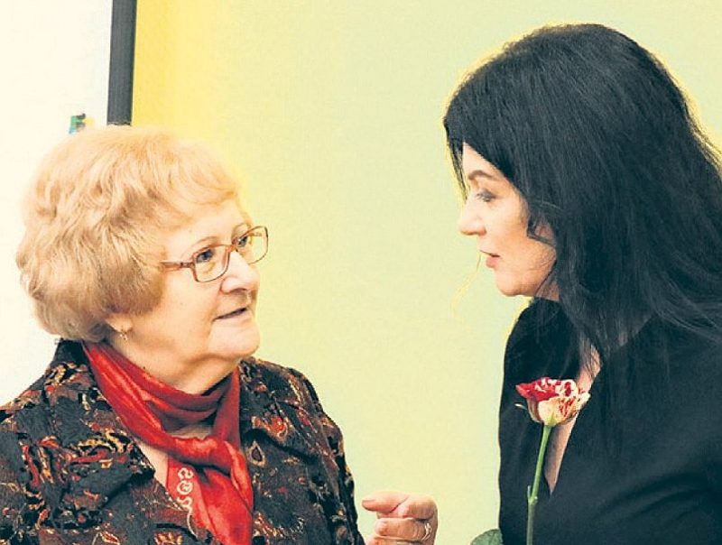 “Esam apņēmušies rakstīt arī savus likumprojektus un iesniegt tos ministrijām un partijām,” Latvijas Pensionāru federācijas vadītāja Aija Barča (no kreisās) saka labklājības ministrei Ramonai Petravičai.