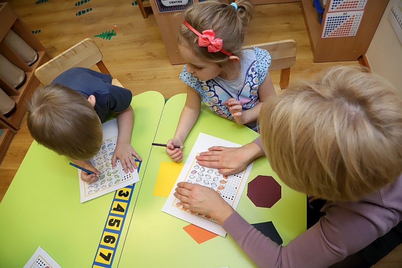 Rīgas 146 pirmsskolas iestādēm mazākumtautību grupas ir 43 izglītības iestādēs, bet 41 iestādē izglītības programmu īsteno mazākumtautību valodā un valsts valodā.