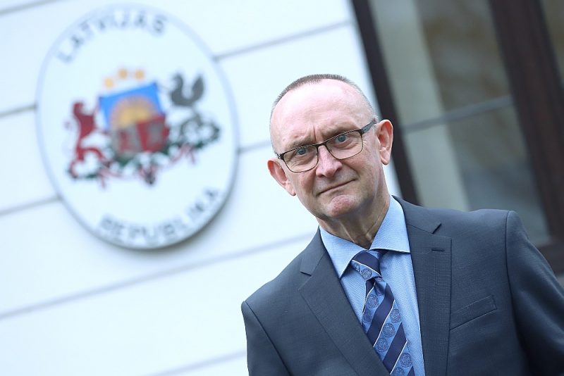Indulis Bērziņš: “Lietuvā pret neatkarības balsotājiem attiecas daudz nopietnāk nekā Latvijā pret tiem, kas balsoja 4. maijā. Mūsu valstī bijušos AP deputātus atceras vienreiz gadā un dažreiz vēl 21. augustā. Lietuvā par bijušajiem deputātiem domā daudz vairāk un viņi tiek īpaši izcelti.”