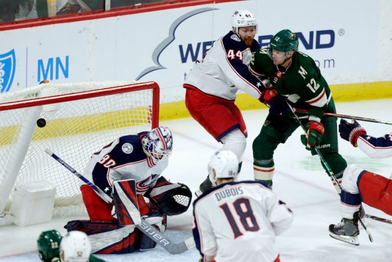 Matīss Kivlenieks darbojas “Blue Jackets” vārtos.