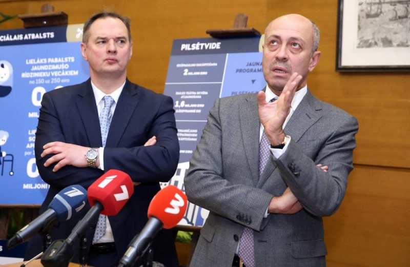 Rīgas pilsētas izpilddirektors Juris Radzevičs (no kreisās) un Rīgas domes priekšsēdētājs Oļegs Burovs.