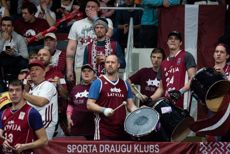 Latvijas basketbola izlases līdzjutēji pirmdien gaida uzvaru Bulgārijā.