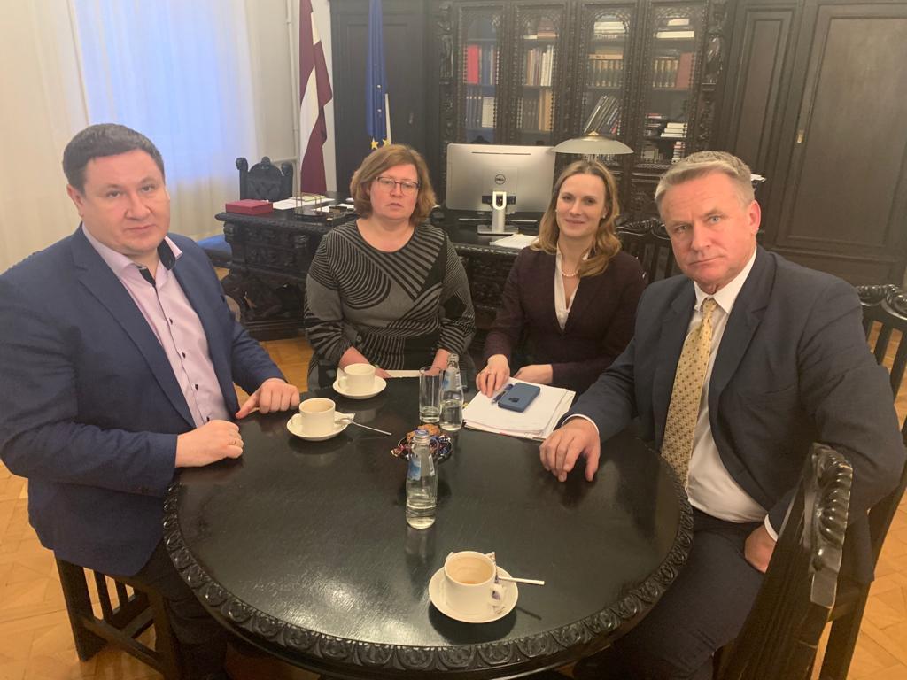 Ogres novada domes priekšsēdētājs Egils Helmanis tieka ar kultūras ministru Nauri Puntuli.