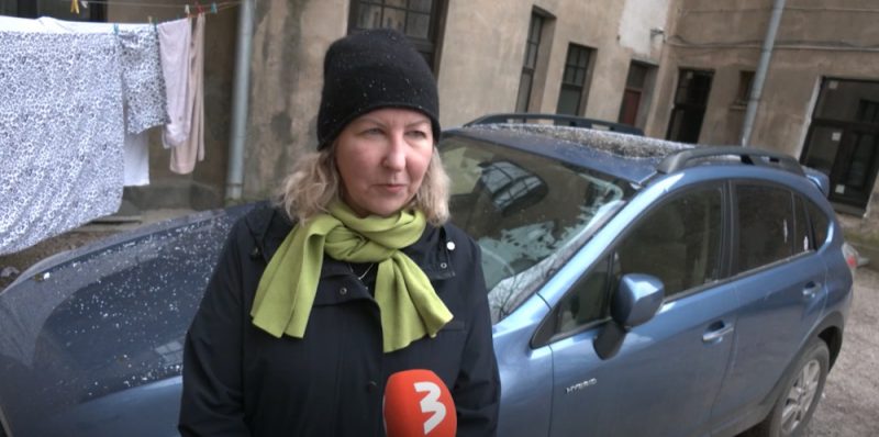 Ilze stāsta par savu hibrīdauto, kas ražots ASV tirgum. Tagad viņai problēmas rada auto sertifikācija Latvijā.