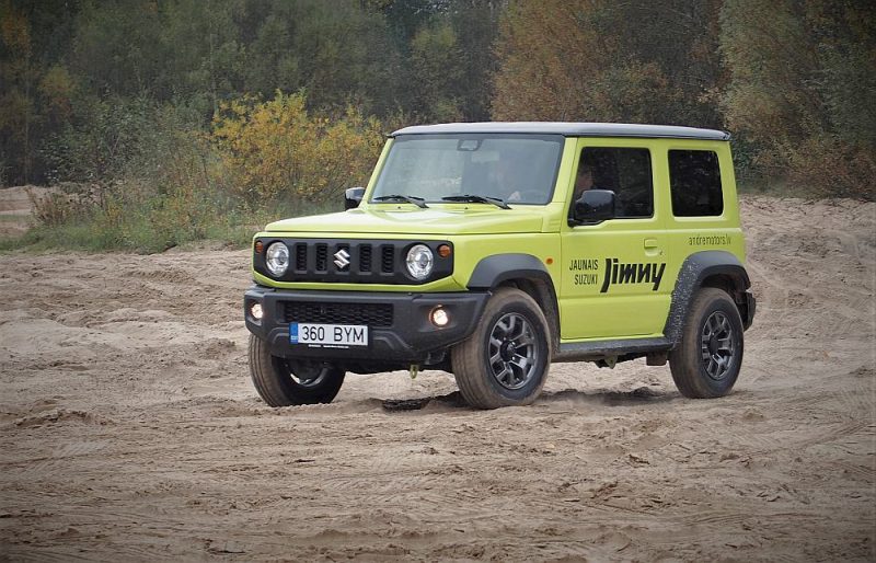 Jauns lētākais, vieglākais, askētiskākais, praktiskākais lauku un meža ceļu auto “Suzuki Jimny” Eiropā vairs nebūs nopērkams tā izmešu dēļ.