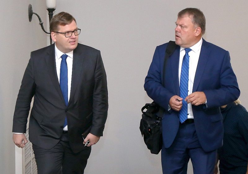 Latvijas Pašvaldību savienības priekšsēdētājs Gints Kaminskis (no labās) atradis sabiedrotos Eiropā, taču VARAM ministrs Juris Pūce pausto kritiku neuzskata par pamatotu.