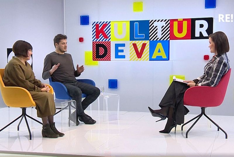 Tā ir bauda vērot domāšanas procesus studijā, kad Henrieta Verhoustinska (no labās) vada sarunas ar raidījuma viesiem. Studijā kopā ar dzejnieci Annu Rancāni un Arni Slobožaņinu.