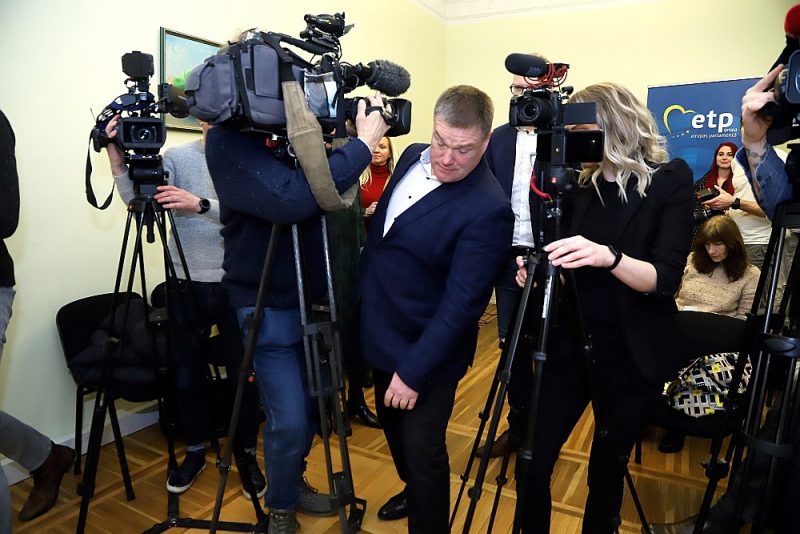 Tikko pametis Valsts policijas priekšnieka amatu, Ints Ķuzis jau “spraucas” politikā.