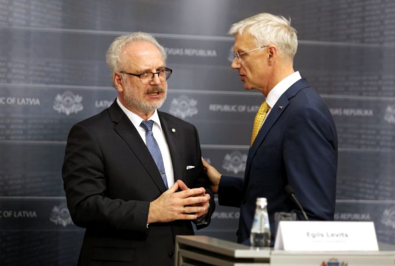 Egils Levits (foto – no kreisās) un Krišjānis Kariņš.
