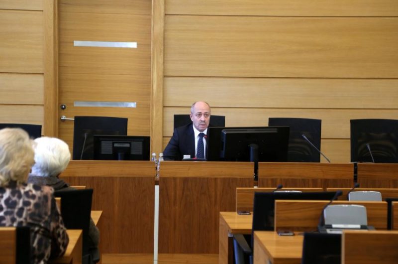 Rīgas domes ārkārtas sēdē deputāti trešo reizi pēc kārtas nenodrošina kvorumu sēdes norise
