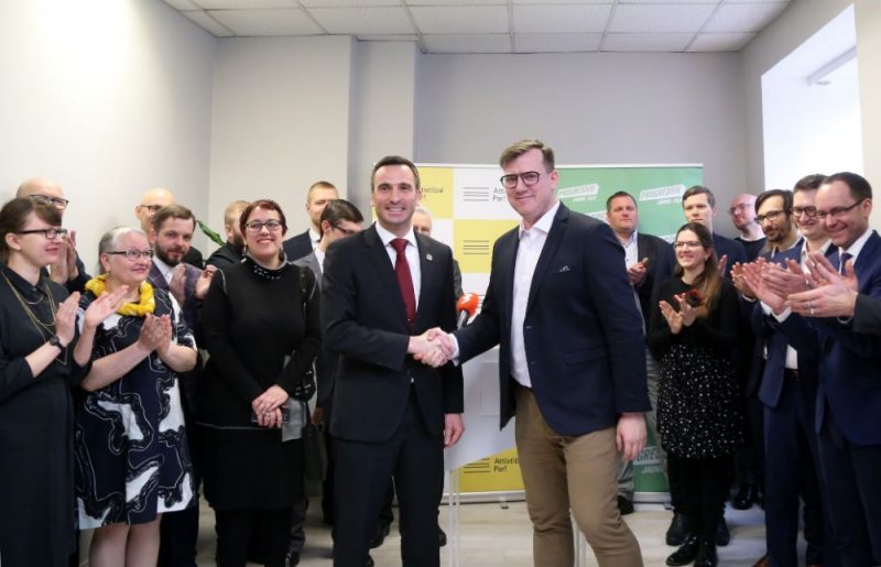 “Attīstībai/Par!” Rīgas mēra amata kandidāts Mārtiņš Staķis (no kreisās) un partijas “Progresīvie” Rīgas domes vēlēšanu līderis Mārtiņš Kossovičs piedalās preses konferencē, kurā politiskā apvienība “Attīstībai/Par!” un partija “Progresīvie” informē par abu politisko spēku sarunu rezultātiem saistībā ar iespējamo sadarbību gaidāmajās Rīgas domes ārkārtas vēlēšanās.