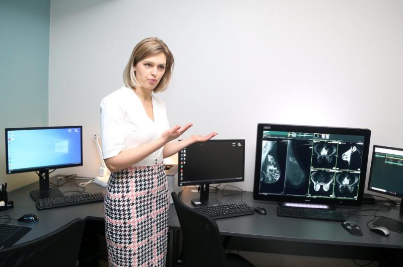 Rīgas Austrumu klīniskās universitātes slimnīcas (RAKUS) stacionāra “Latvijas Onkoloģijas centrs” Diagnostiskās Radioloģijas centra virsārste mamogrāfijā Ilze Enģele pasākumā RAKUS stacionārā “Latvijas Onkoloģijas centrs” iepazīstina ar jauniegādāto krūts diagnostikas – gēnu mutāciju noteikšanas iekārtu, kura tiks uzstādīta RAKUS Infektoloģijas centra references laboratorijā.
