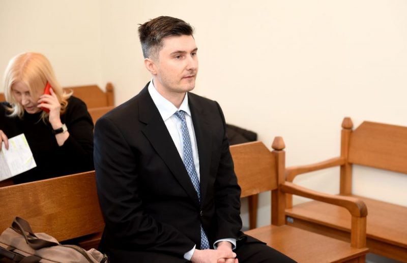 Apsūdzētais Romāns Siņicins pirms tiesas sēdes Rīgas apgabaltiesā, kur izskatīs krimināllietu, kurā viņš apsūdzēts par pusaudža vecumā 1994.gadā pastrādātām veikalu apzagšanām, 24.02.2020.