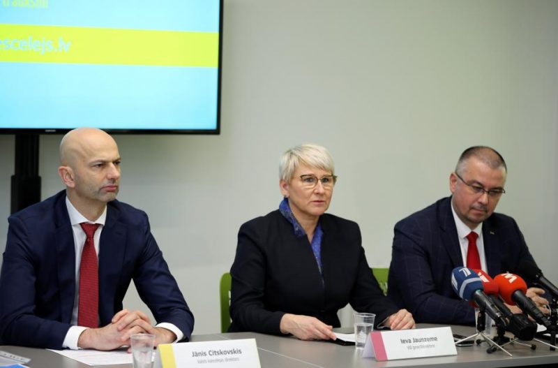 Valsts kancelejas direktors Jānis Citskovskis (no kreisās), Valsts ieņēmumu dienesta ģenerāldirektore Ieva Jaunzeme un Korupcijas novēršanas un apkarošanas biroja priekšnieks Jēkabs Straume piedalās preses konferencē par Trauksmes celšanas likuma pirmā darbības gada rezultātiem.