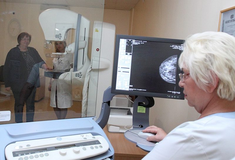 Ilggadējā Rīgas Austrumu klīniskās universitātes slimnīcas Diagnostiskās radioloģijas centra radiologu asistente Valentīna Fedotova, kura aizvadītajā gadā devās pensijā, katru dienu koncentrējās darbam pie digitālā mamogrāfa darba stacijas, kur apskatīja uzņemtos attēlus pēc mamogrāfijas veikšanas. Fonā radioloģijas centra vadītāja Māra Epermane un radioloģe Ilze Eņģele.