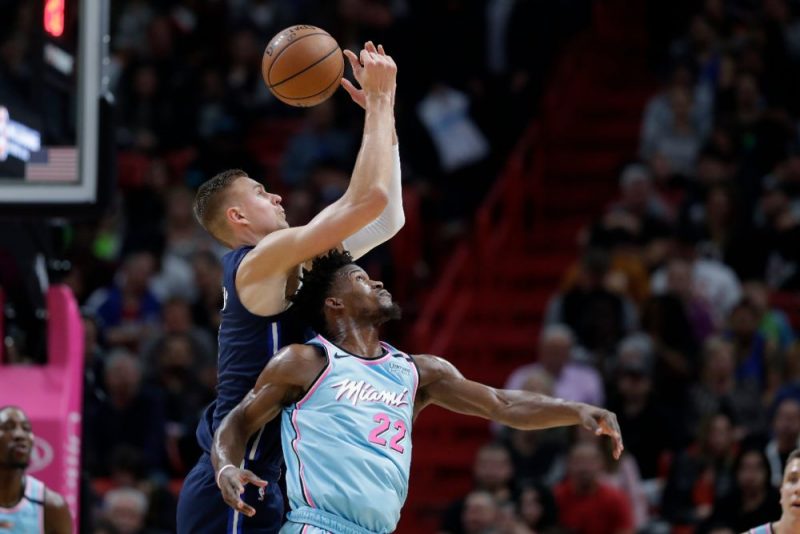 Kristaps Porziņģis cīnās par bumbu ar Maiami “Heat” spēlētāju Džimiju Batleru.