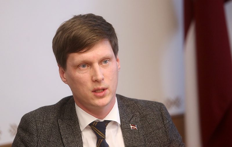 Ekonomikas ministrs Ralfs Nemiro vakar paziņoja, ka par iespējamiem OIK atbalsta uzraudzības pārkāpumiem rosinās disciplinārlietu pret bijušo valsts sekretāru Ēriku Eglīti, kā arī vērsīsies tiesībsargājošās iestādēs par iespējamu nolaidību.