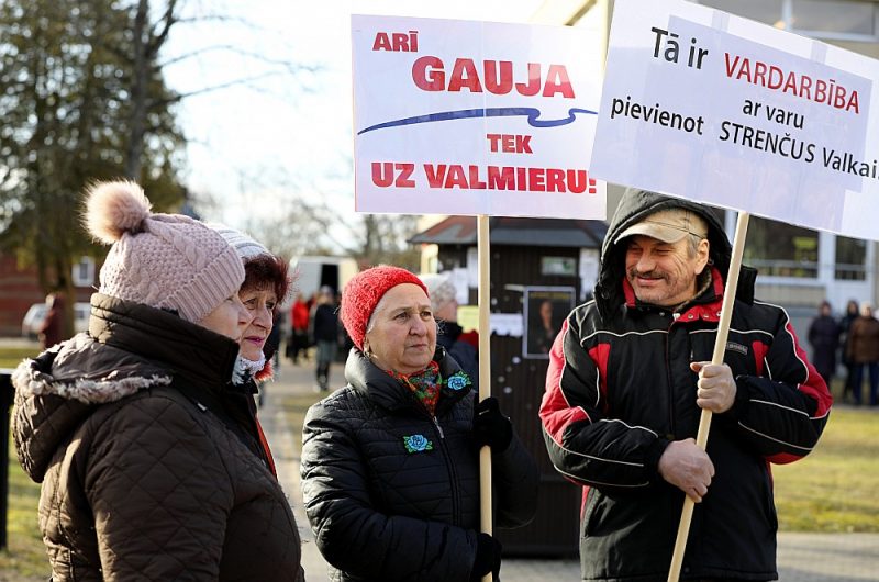 Strenču pilsētas centrā pirmdien notika brīdinājuma akcija pret administratīvi teritoriālo reformu, uz kuru ieradās arī Strenču novada, Trikātas pagasta un Ēveles pagasta uzņēmēji ar traktoriem.