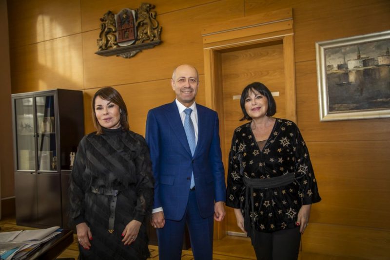 No kreisās: producente Diāna Galante, Rīgas domes priekšsēdētājs Oļegs Burovs un operdziedātāja Inese Galante.