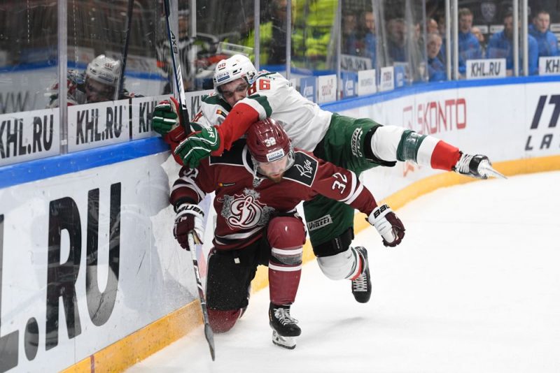 Rīgas “Dinamo” parādīja labu cīņassparu pret KHL otru labāko komandu “Ak Bars”, taču atkal zaudēja.