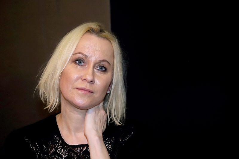 Rēzija Kalniņa: “Dzīvē ir miljoniem skaistu lietu, skaistu dārgakmentiņu. Iespējams, katrs atsevišķi nevarēsim atrast ne simto daļu no tiem, bet varbūt uztaustīsim desmit, kādēļ vērts dzīvot.”