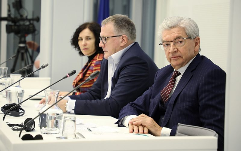 Rīgas Tehniskā universitāte ir viena no retajām, kas atbalsta IZM izstrādāto koncepciju par pārmaiņām augstskolā. Attēlā: RTU rektors Leonīds Ribickis (no labās) kopā ar Saeimas Izglītības, kultūras un zinātnes komisijas priekšsēdētāju Arvilu Ašeradenu un izglītības un zinātnes ministri Ilgu Šuplinsku piedalās diskusijā par augstāko izglītību.