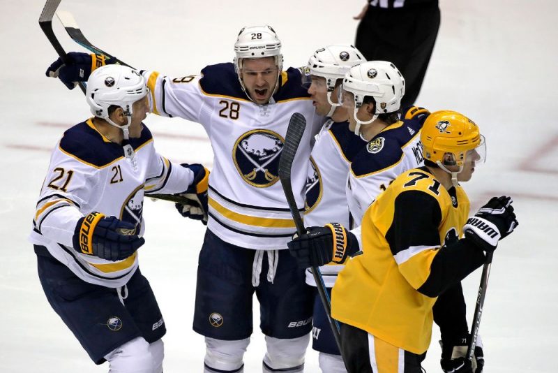Zemgus Girgensons (centrā) svin savus ātrākos vārtus NHL karjerā.