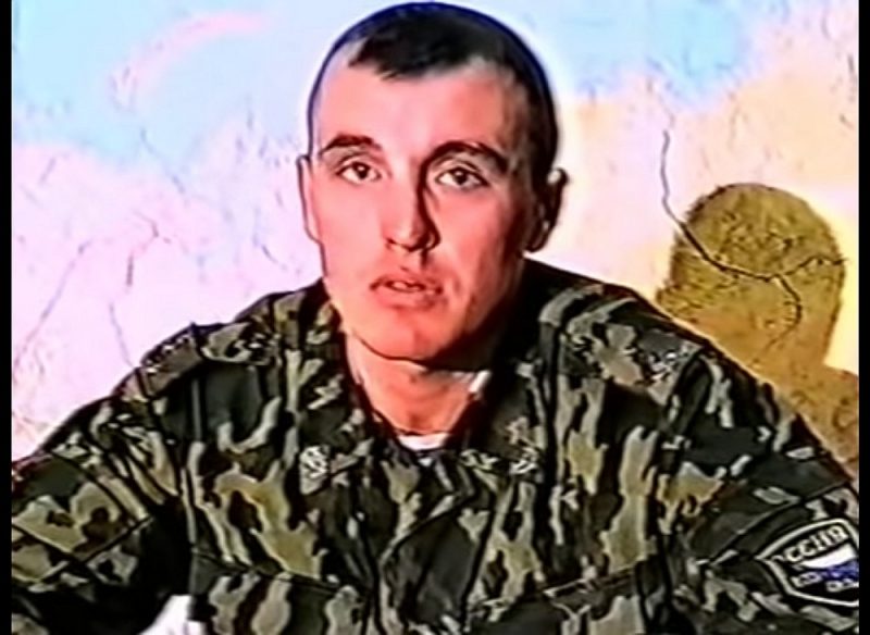 Krievijas gaisa desanta spēku kapteinis Deniss Sergejevs, kurš vēlāk GRU uzdienējis līdz ģenerālmajora pakāpei. Attēls no dokumentālās filmas par operāciju Dagestānā.