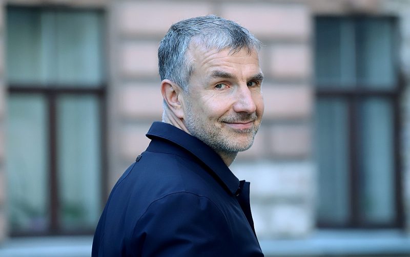“Latio” valdes priekšsēdētājs Edgars Šīns: “Ja tagad “Latio” vai kādā citā firmā ierastos kāds klients ar naudas pilnu čemodānu, tiktu aizslēgtas durvis un ieslēgta ugunsgrēka signalizācija. To noteikti uzskatītu par provokāciju, un neviens neticētu, ka šis “klients” nav atsūtīts no Valsts ieņēmumu dienesta.”