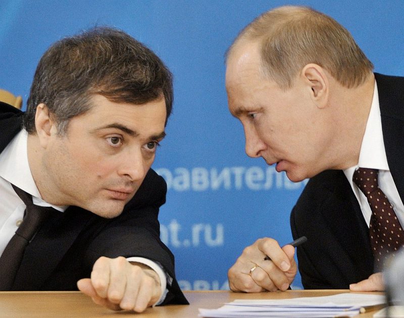 Vladislavs Surkovs (no kreisās) septiņus gadus ieņēma dažādus amatus Krievijas prezidenta Vladimira Putina administrācijā, taču neesot piemērojies Kremļa taktikas maiņai Ukrainā.