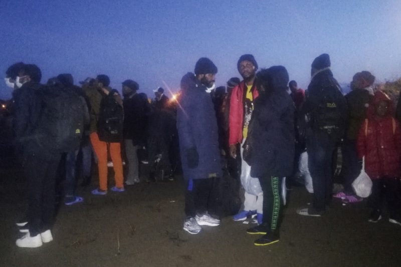 Turcijā pēc “robežas vārtu atvēršanas” simtiem bēgļu dodas Eiropas virzienā.