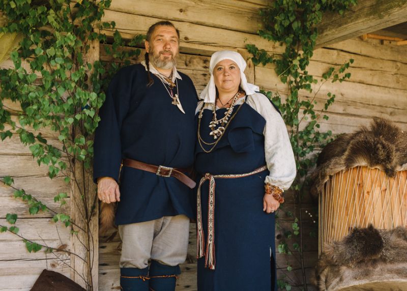 Kristīne un Ivars pie vecās klēts, kur notiek visi svarīgie pasākumi.