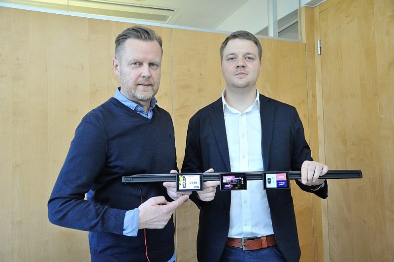 “Vivid Tech” valdes priekšsēdētājs Ivars Mirošņikovs un uzņēmuma pārdošanas vadītājs Andris Lūkins: “Ar interaktīvā displeja palīdzību par katru produktu ir iespējams pastāstīt stāstu, ietekmējot preces izvēli tieši pie plaukta.”