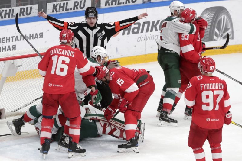 Kaspars Daugaviņš un Mārtiņš Karsums šturmē Kazaņas “AK Bars” vārtus.