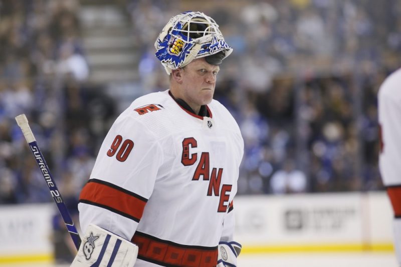 Otrā perioda 12.minūtē pie rezultāta 3:1 “Hurricanes” vārtos stājās 42 gadus vecais Toronto halles ledus tīrāmās mašīnas vadītājs Deivids Ērzs.
