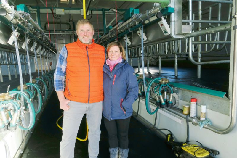 SIA “Vārpa Agro “saimnieki Lauma Gelžine un Vidmants Gelžinis jaunajā ar dabīgo gaismu apspīdētajā un ar GEA slaukšanas iekārtām aprīkotajā slaukšanas zālē. Saimnieki nekautrējas atzīt, ka viņi aizvien mācās. Gelžini ir pārliecināti, ka ar bioloģiskajām metodēm var attīstīt arī 200 slaucamo govju ganāmpulku.