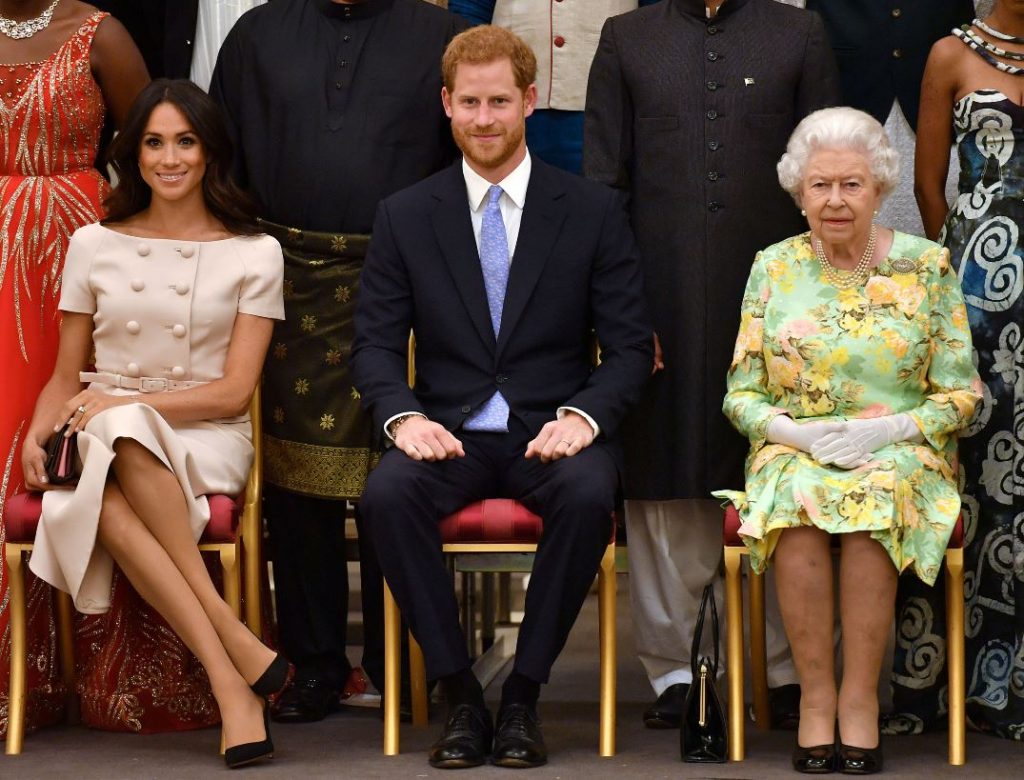 No kreisās: Megana Mārkla, princis Harijs un Lielbritānijas karaliene Elizabete II.