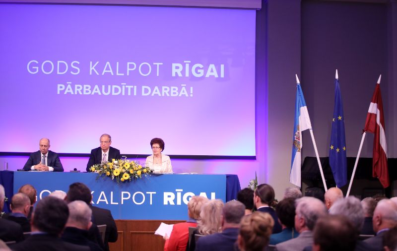 Bijušais Rīgas mērs Oļegs Burovs (no kreisās), Eiropas parlamenta deputāts Andris Ameriks un Rīgas domes priekšsēdētāja vietnieka padomniece, biroja vadītāja Rudīte Leitena piedalās partijas “Gods kalpot Rīgai” ārkārtas kongress, kurā spriež par partijas sarakstu gaidāmajās Rīgas domes ārkārtas vēlēšanās.