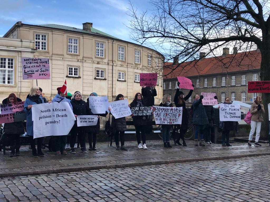 Pie Dānijas Ģenerālprokuratūras 30 cilvēki protestēja pret Misānes izdošanu Dienvidāfrikai.