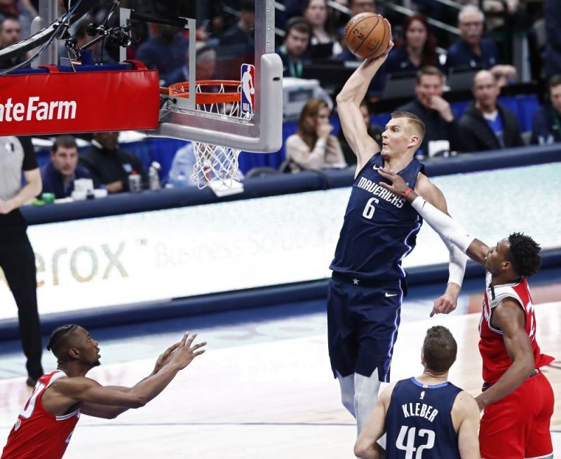 Kristaps Porziņģis triec bumbu grozā no augšas.
