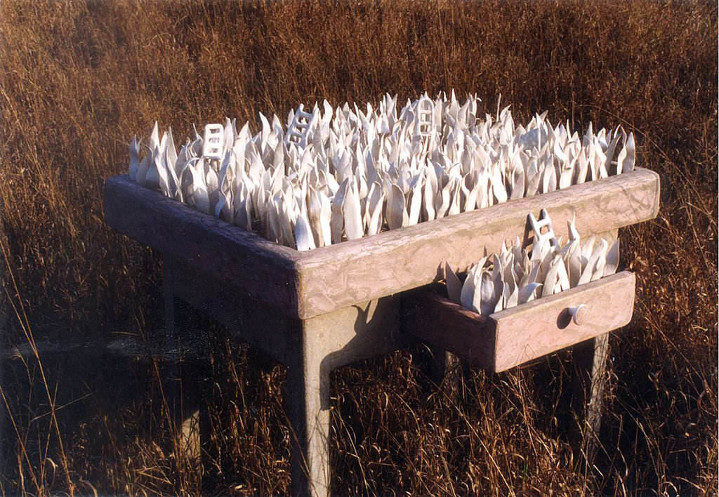 Izstādē būs apskatāma aŗī 1999. gadā radītā instalācija “Galds ieaudzis zālē”, kura pirmo reizi tika rādīta Tallinas lietišķās mākslas triennālē.