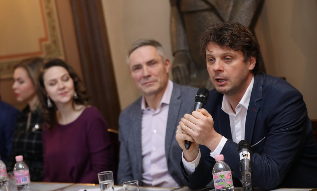 Soliste Inna Kločko, operas atjaunojuma režisors Juris Žagars un Latvijas Nacionālās operas un baleta galvenais diriģents Mārtiņš Ozoliņš piedalās preses konferencē, kurā informē par Andreja Žagara iestudēto operu “Pīķa dāma”.