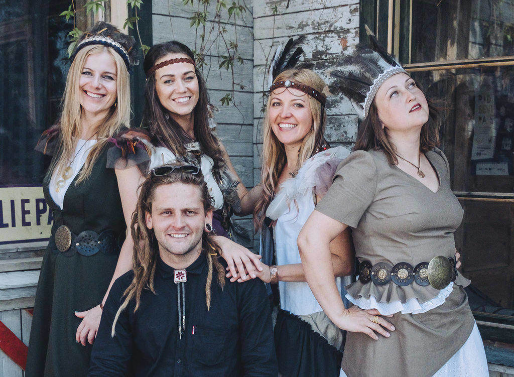 Postfolka grupa “Saule i tuvāk”.
